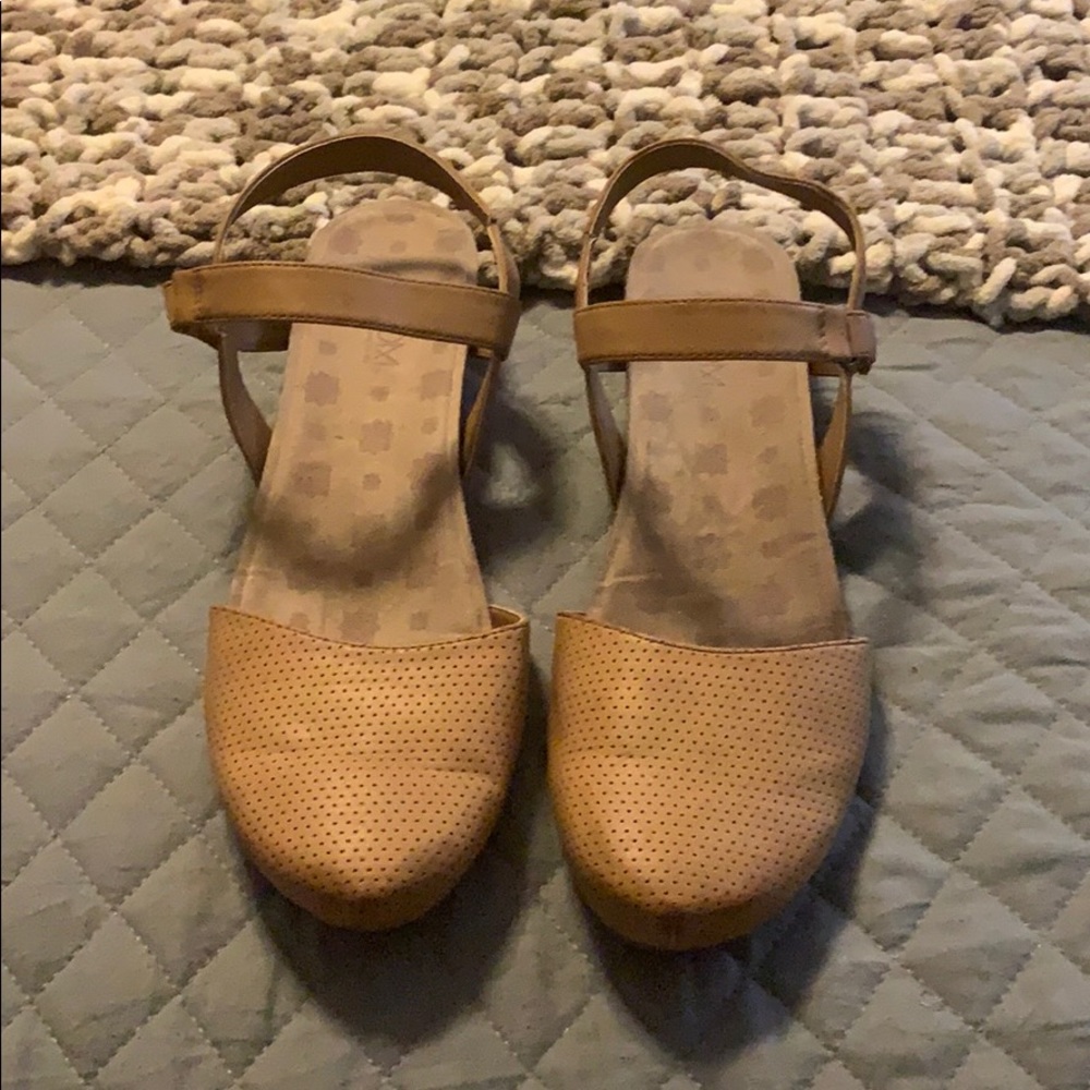 Axxiom size 11 closed toe wedge sandal - tan